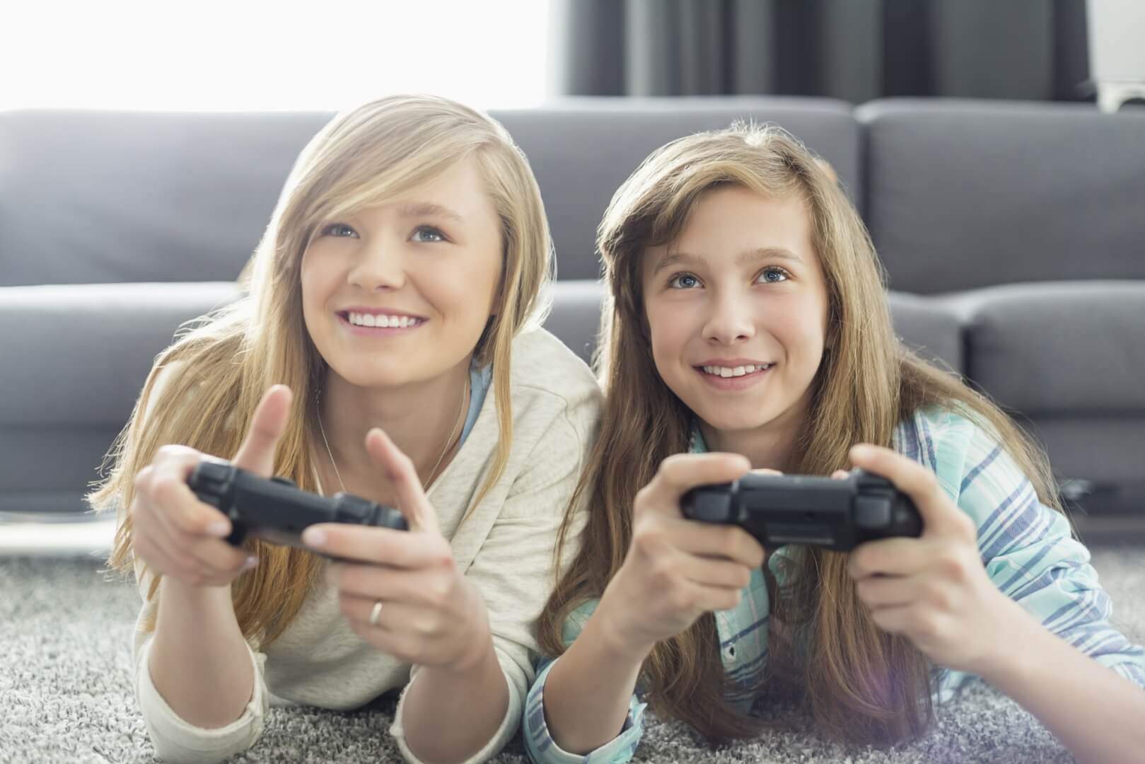 Piger spiller PS4