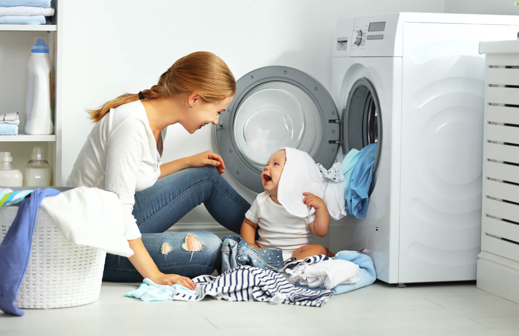 Kvinde vasker tøj