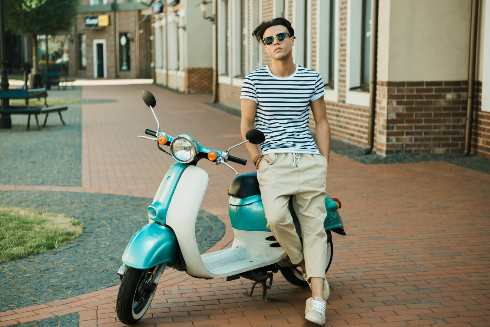Mand og scooter