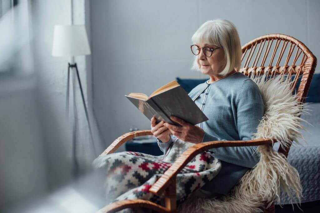 Ældre kvinde læser
