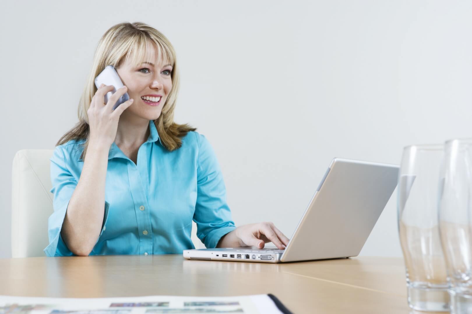 Kvinde med smartphone