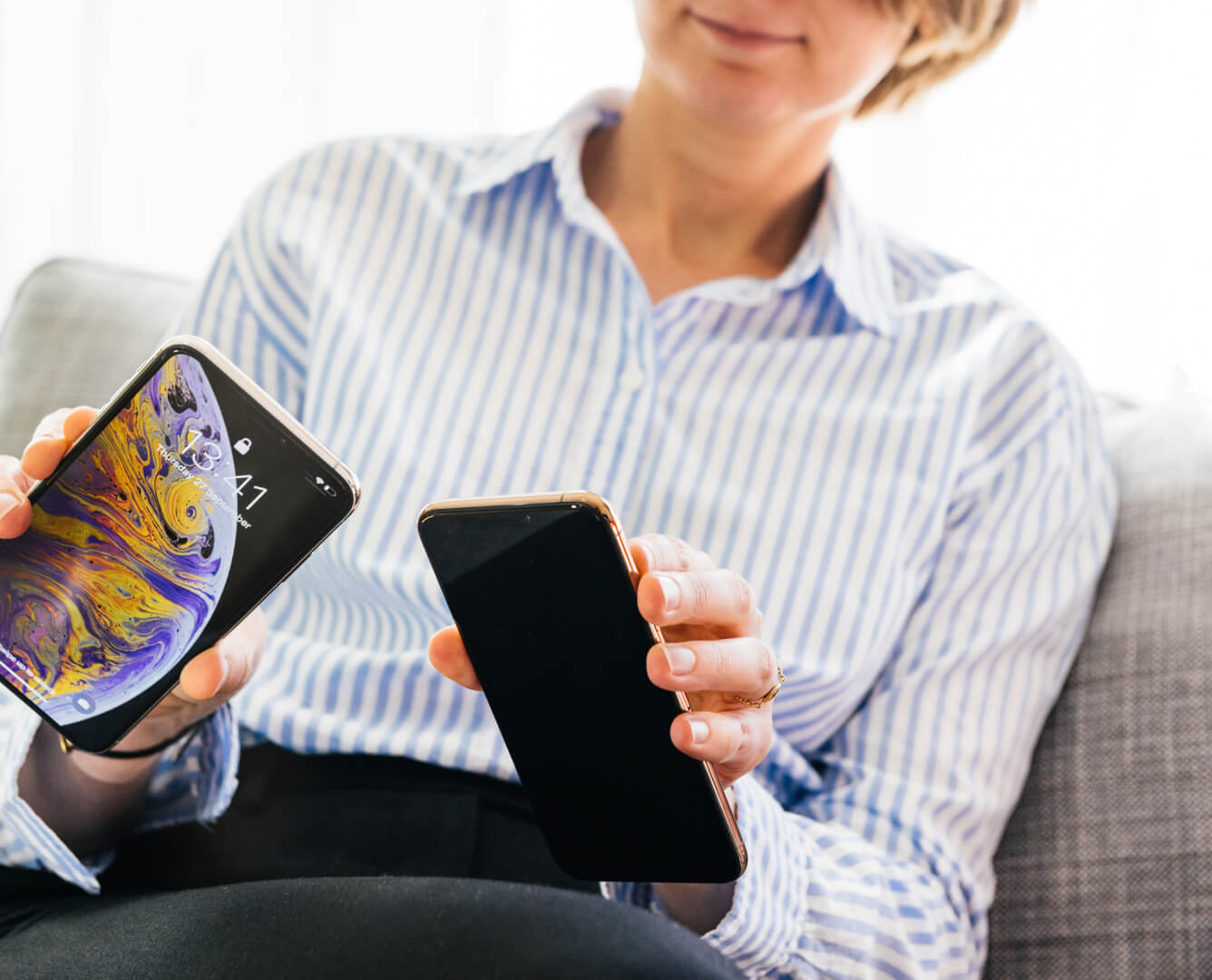 Kvinde sammenligner iPhones